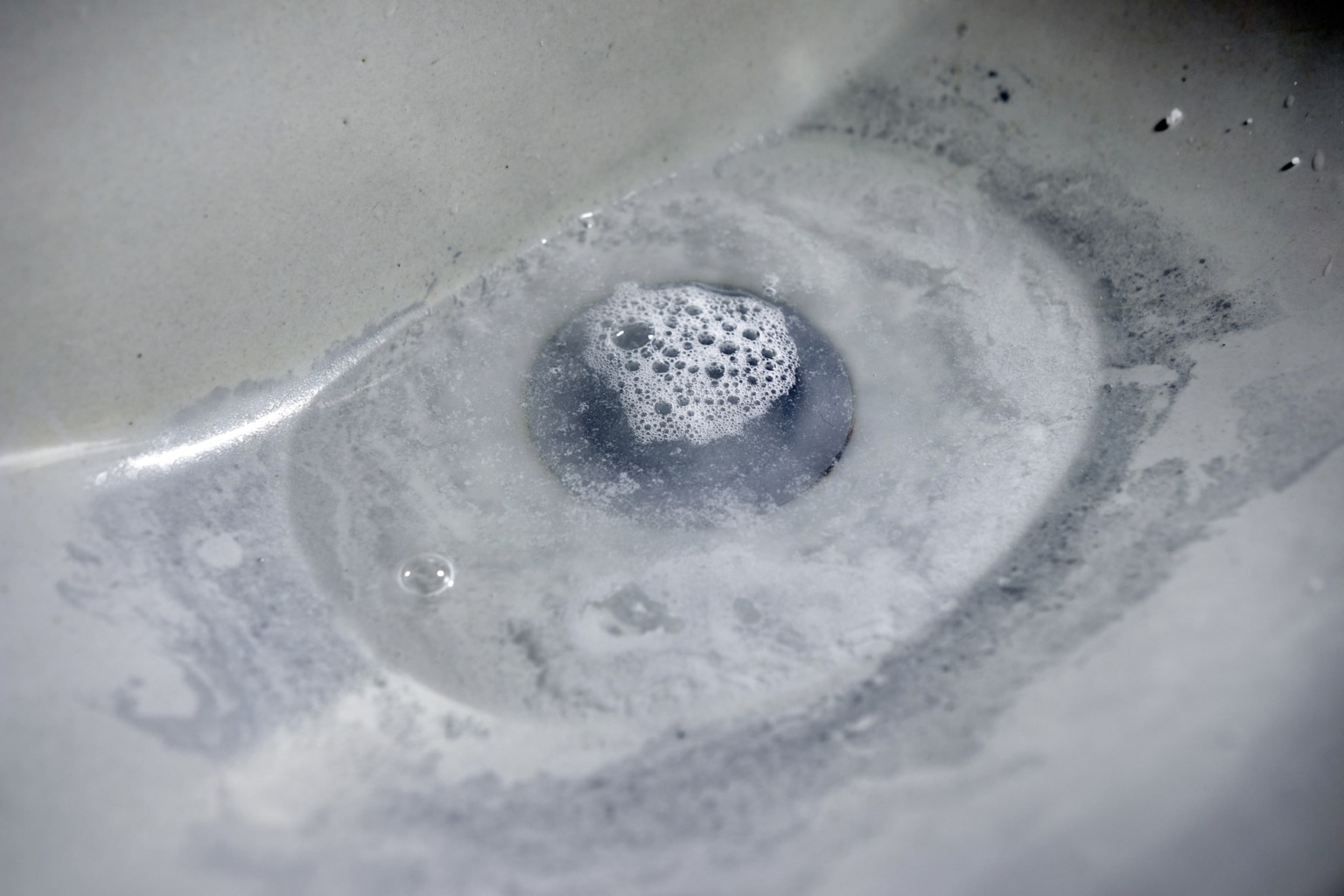 Exploring The Effectiveness Of Draino In Clearing Hair Clogs – UVKE